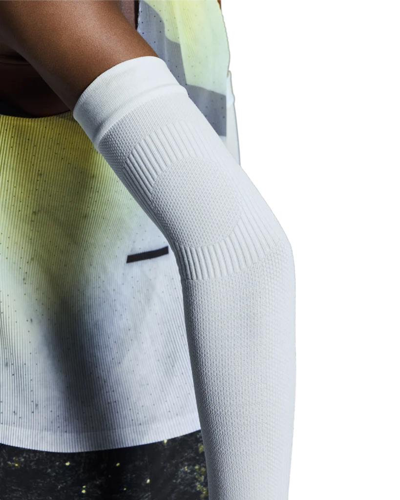 ON Performance Arm Sleeves Unisex - White - Image 2